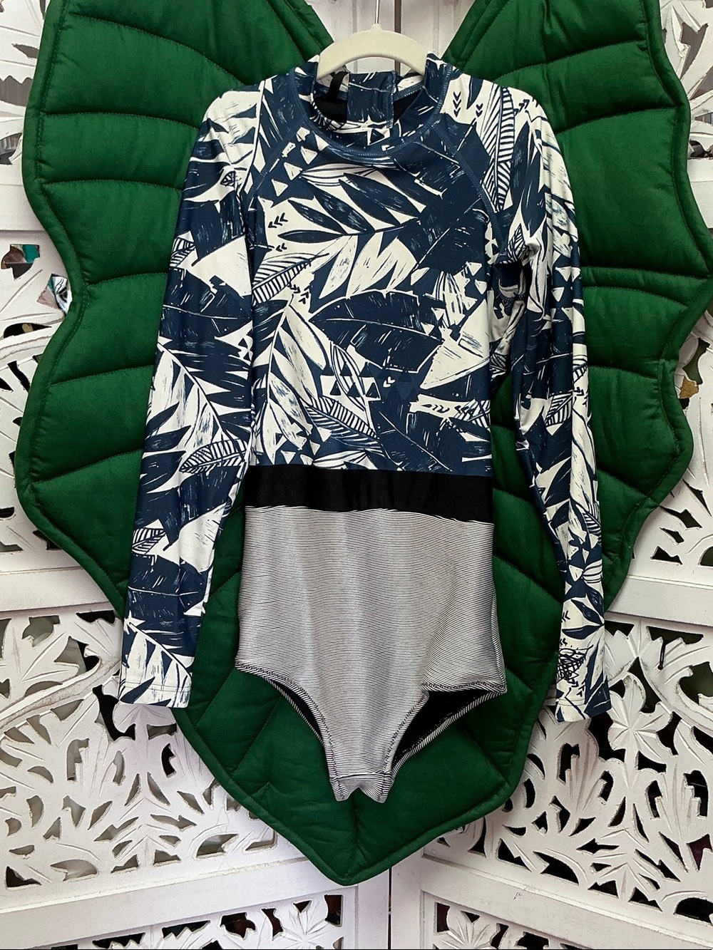 Ripcurl wonens XXS long sleeve one piece surf suit swimsuit. Navy/wht floral